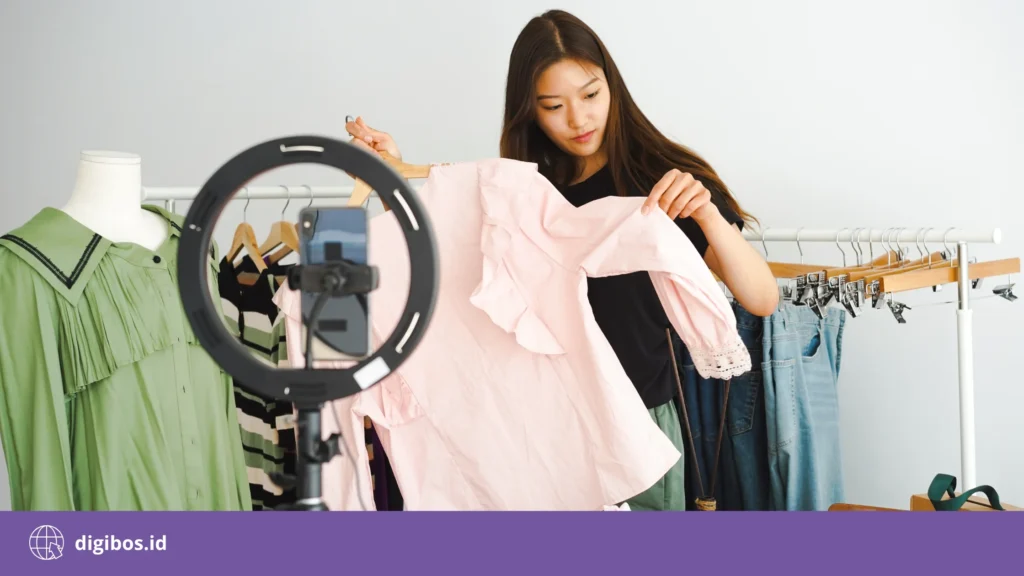 cara jualan di tiktok - Penjual menyiapkan katalog produk untuk TikTok Shop